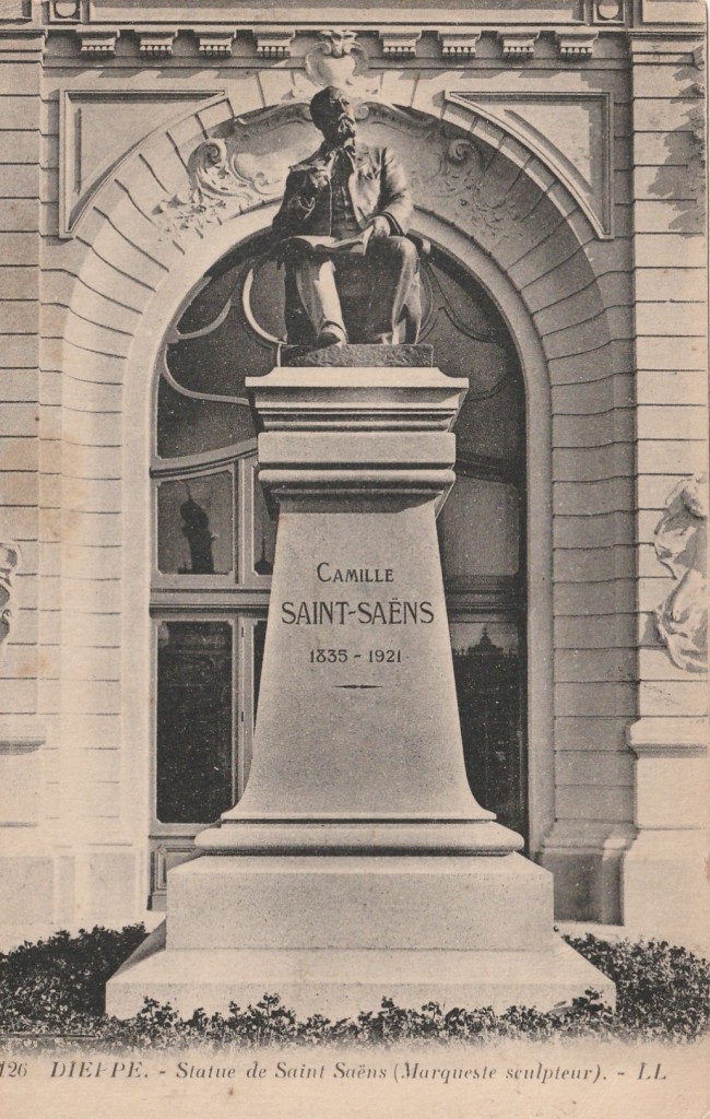 statue de CSS devant le théâtre